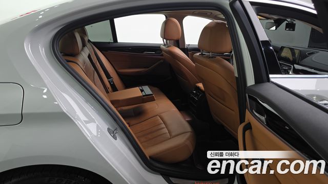 BMW 5-Series 2018 — photo 17