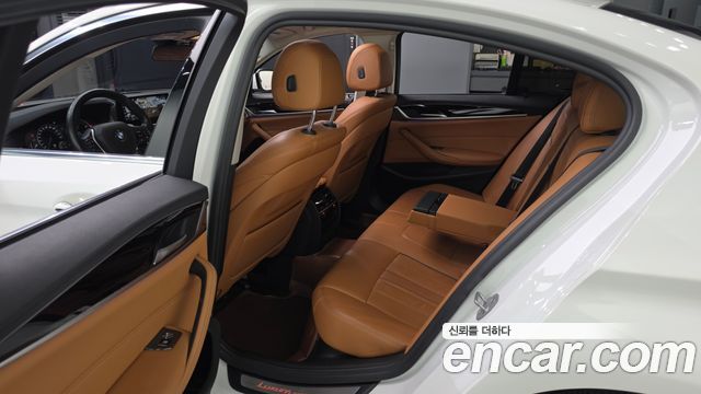 BMW 5-Series 2018 — photo 18