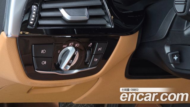 BMW 5-Series 2018 — photo 25