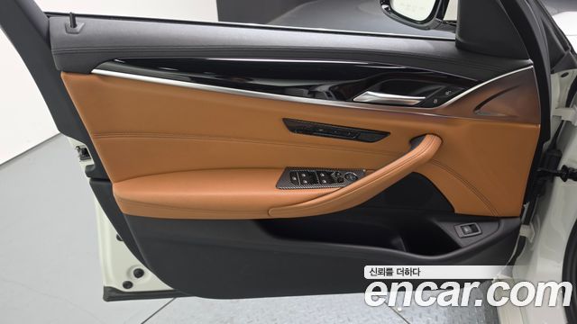 BMW 5-Series 2018 — photo 14