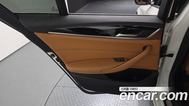 BMW 5-Series 2018 — photo 15