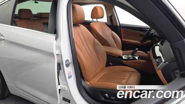 BMW 5-Series 2018 — photo 16