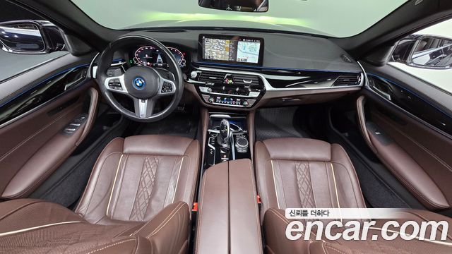 BMW 5-Series 2023 — photo 10
