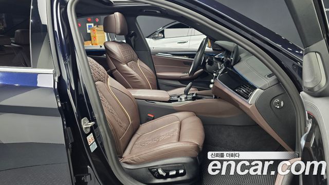 BMW 5-Series 2023 — photo 13