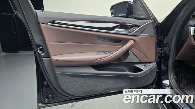BMW 5-Series 2023 — photo 14