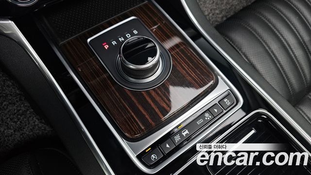 Jaguar XF 2017 — photo 9