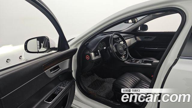 Jaguar XF 2017 — photo 10