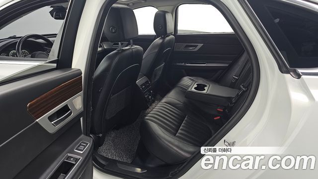 Jaguar XF 2017 — photo 11