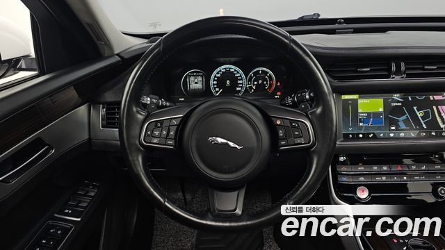 Jaguar XF 2017 — photo 12