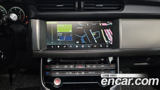 Jaguar XF 2017 — photo 13