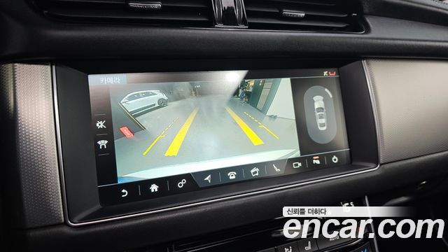 Jaguar XF 2017 — photo 14