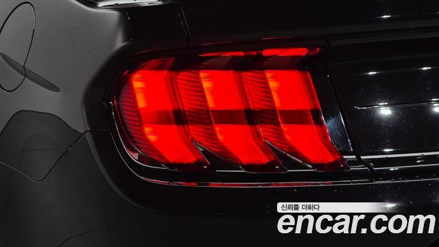 Ford Mustang 2021 — photo 9
