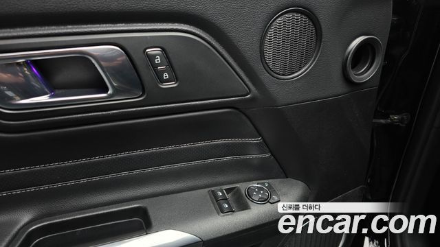 Ford Mustang 2021 — photo 31
