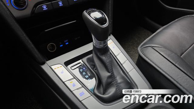 Hyundai AVANTE 2017 — photo 12