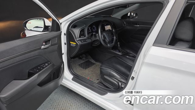 Hyundai AVANTE 2017 — photo 13