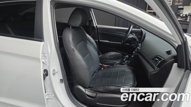 Hyundai AVANTE 2017 — photo 17