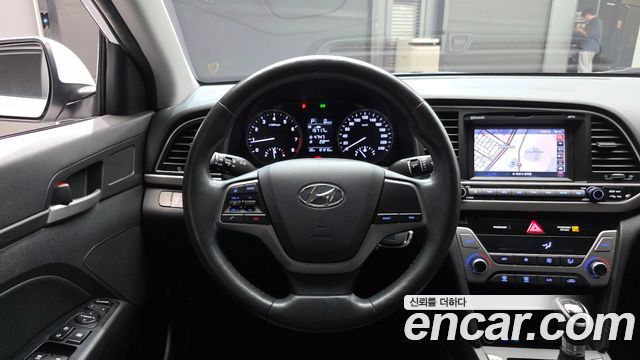 Hyundai AVANTE 2017 — photo 18