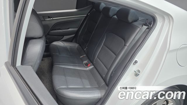Hyundai AVANTE 2017 — photo 16