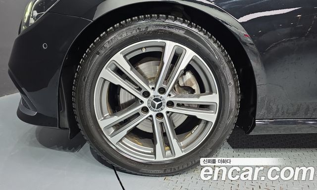 Mercedes-Benz E-Class 2023 — photo 5