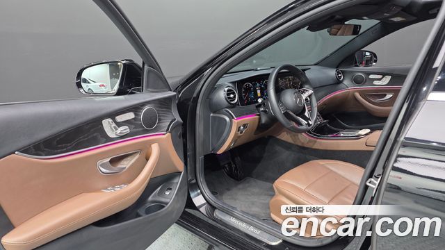 Mercedes-Benz E-Class 2023 — photo 13