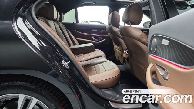 Mercedes-Benz E-Class 2023 — photo 17