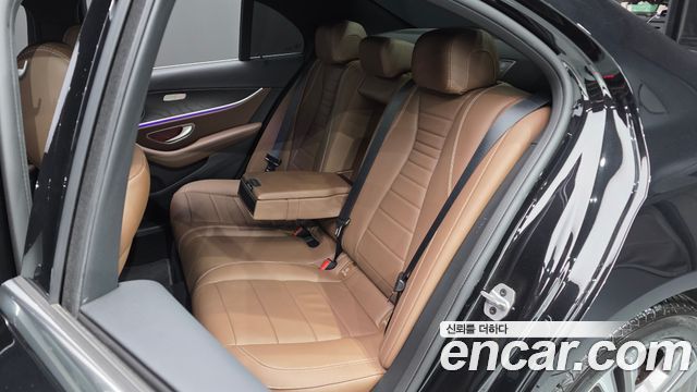 Mercedes-Benz E-Class 2023 — photo 18