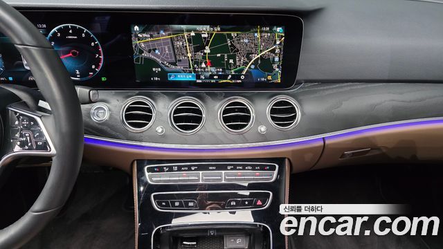 Mercedes-Benz E-Class 2023 — photo 19