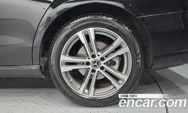 Mercedes-Benz E-Class 2023 — photo 7