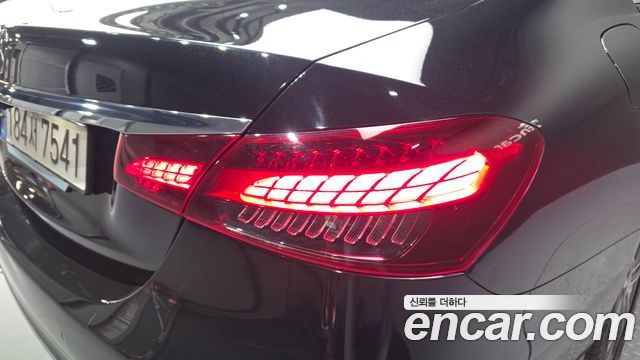 Mercedes-Benz E-Class 2023 — photo 9