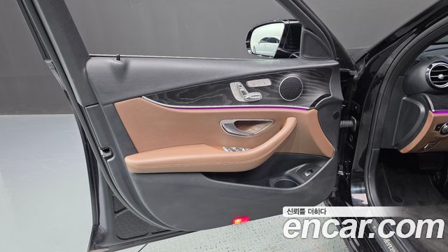 Mercedes-Benz E-Class 2023 — photo 14