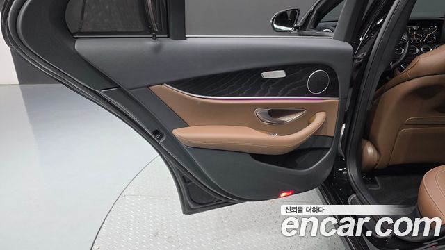 Mercedes-Benz E-Class 2023 — photo 15