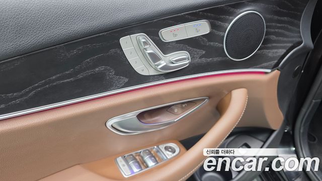 Mercedes-Benz E-Class 2023 — photo 28