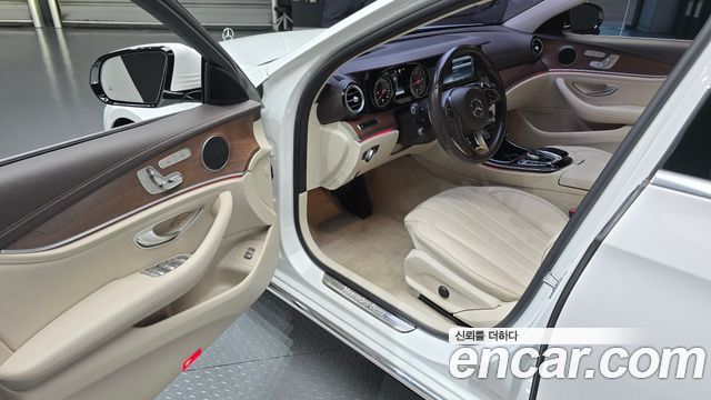 Mercedes-Benz E-Class 2017 — photo 10