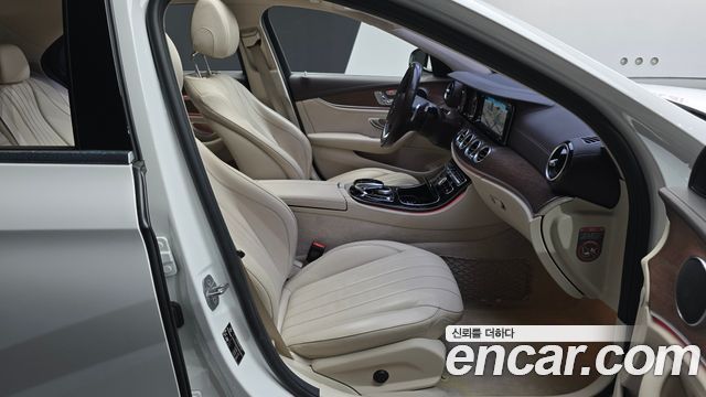 Mercedes-Benz E-Class 2017 — photo 11