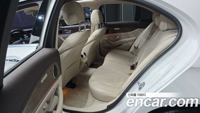 Mercedes-Benz E-Class 2017 — photo 12