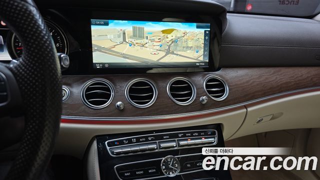Mercedes-Benz E-Class 2017 — photo 14