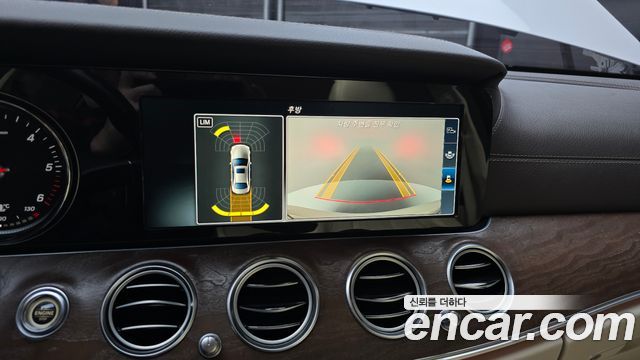 Mercedes-Benz E-Class 2017 — photo 16