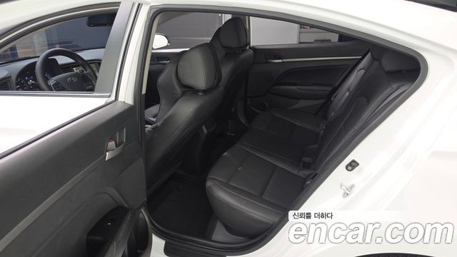 Hyundai AVANTE 2018 — photo 11
