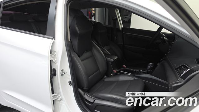 Hyundai AVANTE 2018 — photo 12