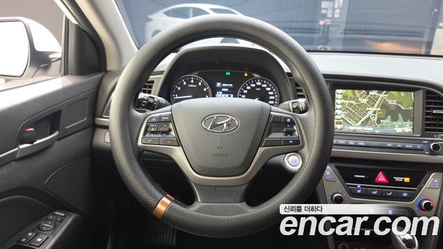 Hyundai AVANTE 2018 — photo 13