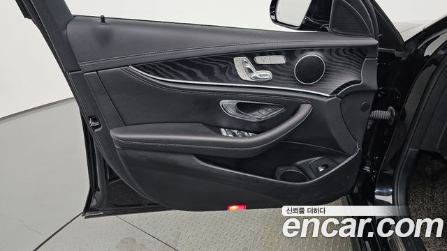 Mercedes-Benz E-Class 2021 — photo 14