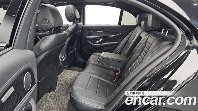 Mercedes-Benz E-Class 2021 — photo 16