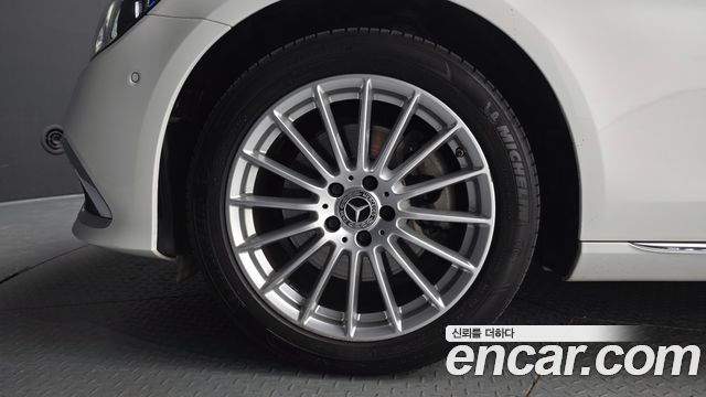 Mercedes-Benz E-Class 2023 — photo 5