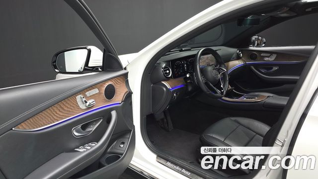 Mercedes-Benz E-Class 2023 — photo 10
