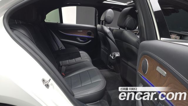 Mercedes-Benz E-Class 2023 — photo 11