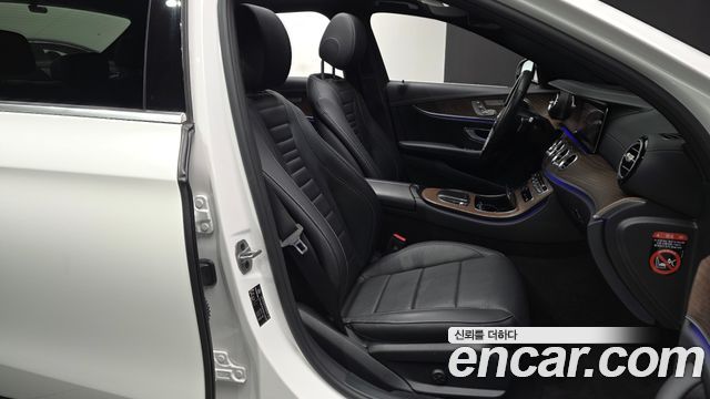 Mercedes-Benz E-Class 2023 — photo 12