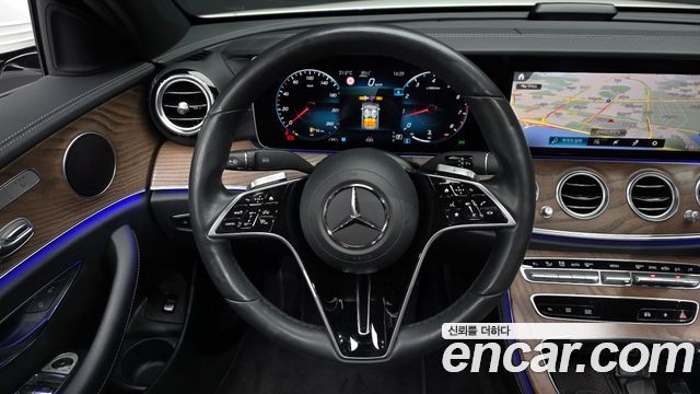 Mercedes-Benz E-Class 2023 — photo 13