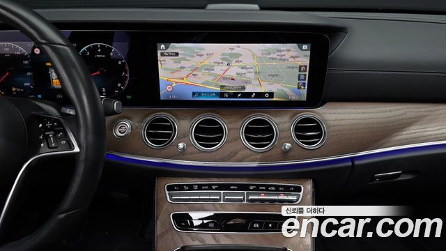 Mercedes-Benz E-Class 2023 — photo 14