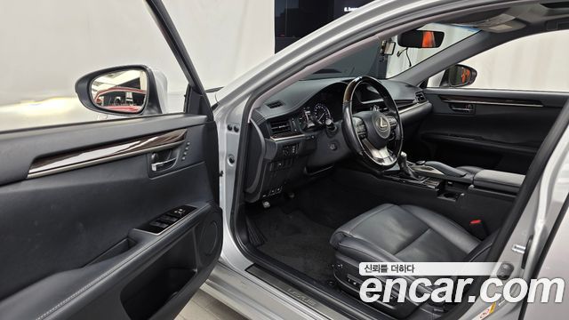 Lexus ES 2016 — photo 10