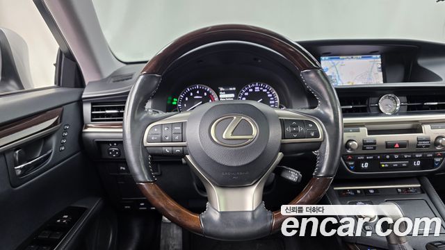 Lexus ES 2016 — photo 13